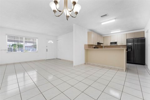 Casa en venta en Miami Gardens, Florida, 4 dormitorios, 154.78 m2 № 1963982 - foto 14