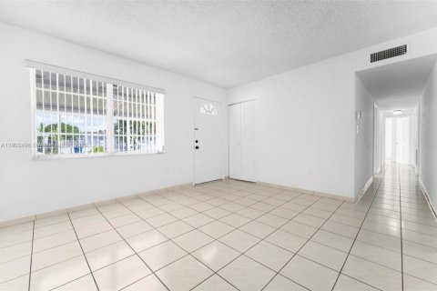 Casa en venta en Miami Gardens, Florida, 4 dormitorios, 154.78 m2 № 1963982 - foto 17