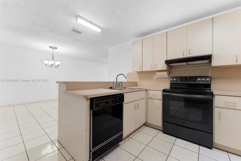 Casa en venta en Miami Gardens, Florida, 4 dormitorios, 154.78 m2 № 1963982 - foto 12