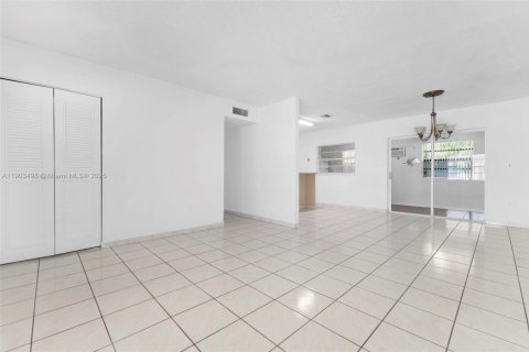 Casa en venta en Miami Gardens, Florida, 4 dormitorios, 154.78 m2 № 1963982 - foto 18