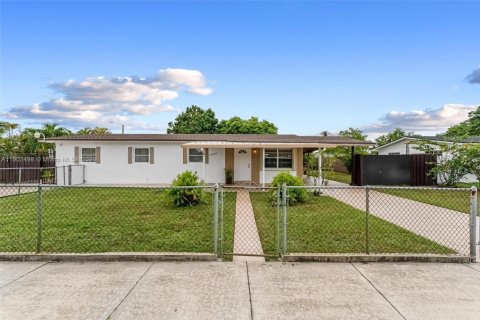 Casa en venta en Miami Gardens, Florida, 4 dormitorios, 154.78 m2 № 1963982 - foto 1