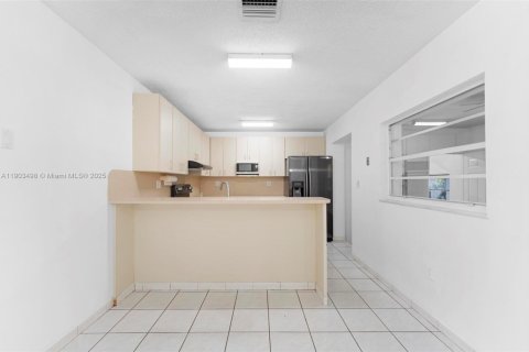Casa en venta en Miami Gardens, Florida, 4 dormitorios, 154.78 m2 № 1963982 - foto 15