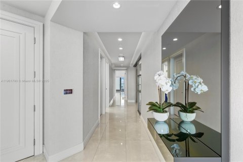 Condo in Sunny Isles Beach, Florida, 4 bedrooms № 1955402 - photo 10