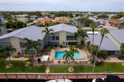 Condo in Cape Coral, Florida, 2 bedrooms  № 1875779 - photo 9