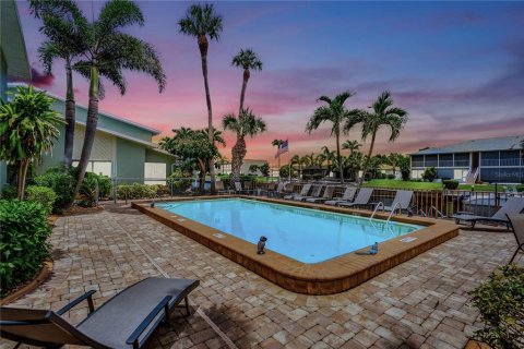 Condo in Cape Coral, Florida, 2 bedrooms  № 1875779 - photo 10