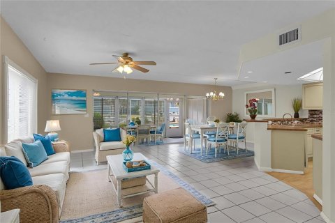 Condo in Cape Coral, Florida, 2 bedrooms  № 1875779 - photo 15