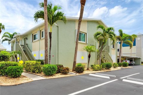 Condo in Cape Coral, Florida, 2 bedrooms  № 1875779 - photo 1