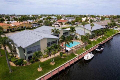 Condo in Cape Coral, Florida, 2 bedrooms  № 1875779 - photo 6