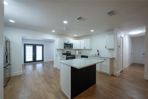 House in Zephyrhills, Florida 4 bedrooms, 211.26 sq.m. № 2207316 - photo 27