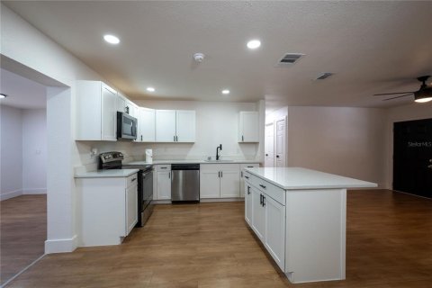 House in Zephyrhills, Florida 4 bedrooms, 211.26 sq.m. № 2207316 - photo 26