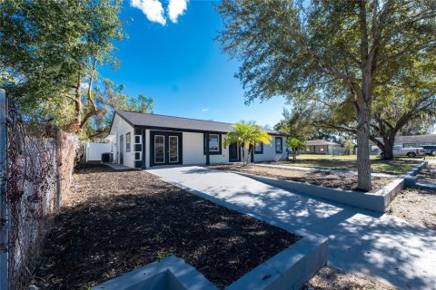 House in Zephyrhills, Florida 4 bedrooms, 211.26 sq.m. № 2207316 - photo 22