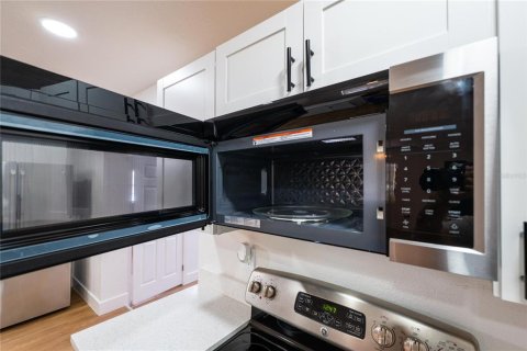 House in Zephyrhills, Florida 4 bedrooms, 211.26 sq.m. № 2207316 - photo 30