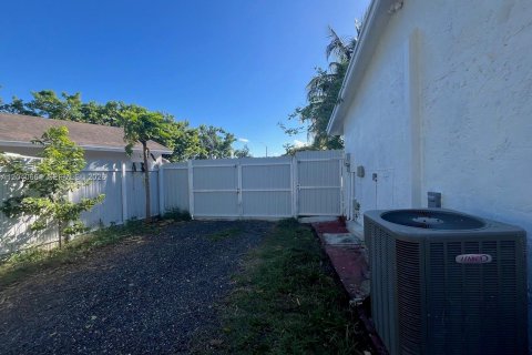 House in Miami, Florida 3 bedrooms, 102.47 sq.m. № 2087965 - photo 21