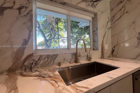 House in Miami, Florida 3 bedrooms, 102.47 sq.m. № 2087965 - photo 5