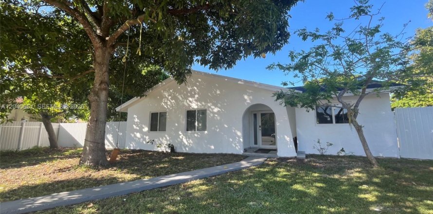 House in Miami, Florida 3 bedrooms, 102.47 sq.m. № 2087965