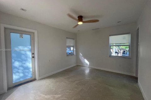 House in Miami, Florida 3 bedrooms, 102.47 sq.m. № 2087965 - photo 11