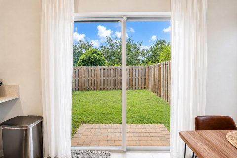 Touwnhouse à vendre à Miami, Floride: 3 chambres, 149.76 m2 № 2304142 - photo 10