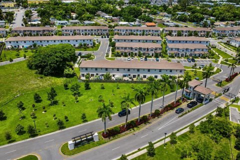 Touwnhouse à vendre à Miami, Floride: 3 chambres, 149.76 m2 № 2304142 - photo 22