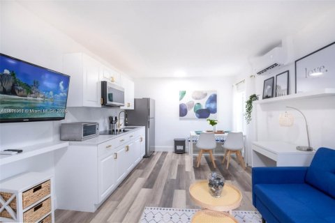 Villa ou maison à louer à Miami, Floride: 1 chambre, 51.1 m2 № 1922633 - photo 2