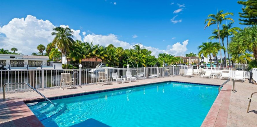 Кондоминиум с 1 спальней в Помпано-Бич, Флорида № 1954063