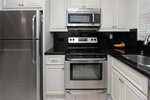 Condo in Hallandale Beach, Florida, 2 bedrooms  № 1867761 - photo 7