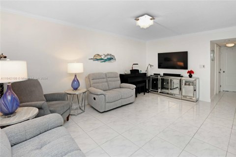 Condo in Hallandale Beach, Florida, 2 bedrooms  № 1867761 - photo 17