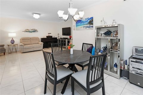 Condo in Hallandale Beach, Florida, 2 bedrooms  № 1867761 - photo 12