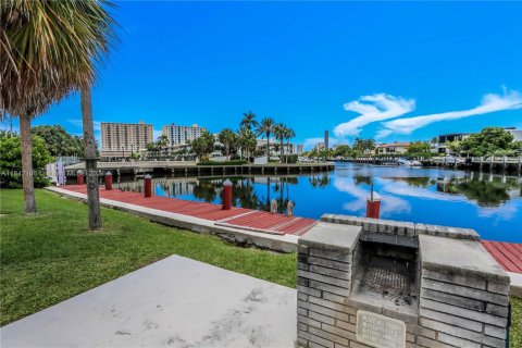 Condo in Hallandale Beach, Florida, 2 bedrooms  № 1867761 - photo 29