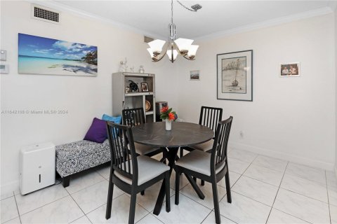 Condo in Hallandale Beach, Florida, 2 bedrooms  № 1867761 - photo 11