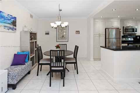 Condo in Hallandale Beach, Florida, 2 bedrooms  № 1867761 - photo 10