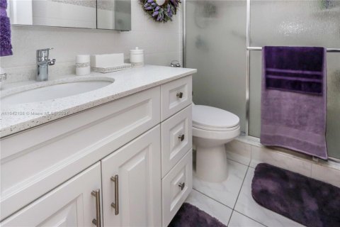 Condo in Hallandale Beach, Florida, 2 bedrooms  № 1867761 - photo 27