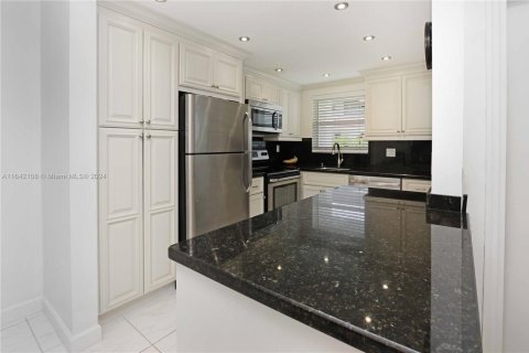 Condo in Hallandale Beach, Florida, 2 bedrooms  № 1867761 - photo 8