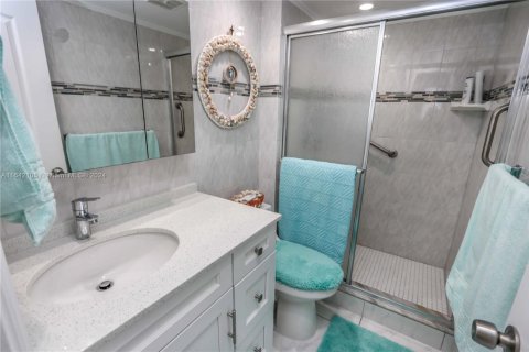 Condo in Hallandale Beach, Florida, 2 bedrooms  № 1867761 - photo 25