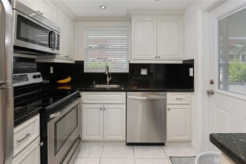 Condo in Hallandale Beach, Florida, 2 bedrooms  № 1867761 - photo 4