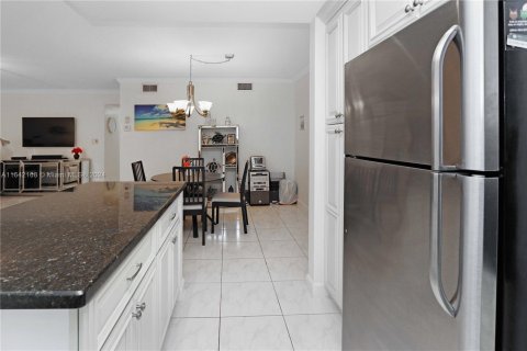 Condo in Hallandale Beach, Florida, 2 bedrooms  № 1867761 - photo 9