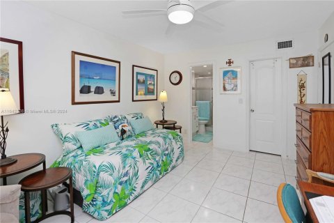 Condo in Hallandale Beach, Florida, 2 bedrooms  № 1867761 - photo 23