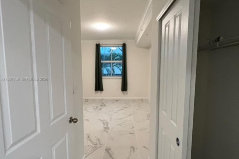 Copropriété à vendre à Surfside, Floride: 1 chambre, 70.33 m2 № 2089791 - photo 17