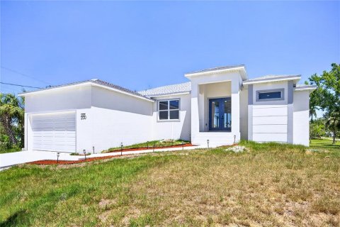 House in Punta Gorda, Florida 4 bedrooms, 177.91 sq.m. № 2201004
