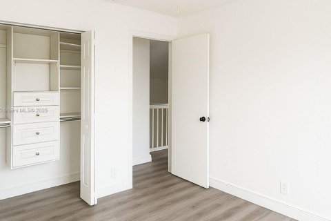 House in Weston, Florida 4 bedrooms, 175.59 sq.m. № 1945600 - photo 10