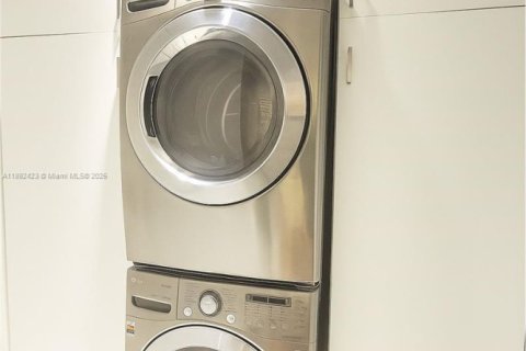 House in Weston, Florida 4 bedrooms, 175.59 sq.m. № 1945600 - photo 12