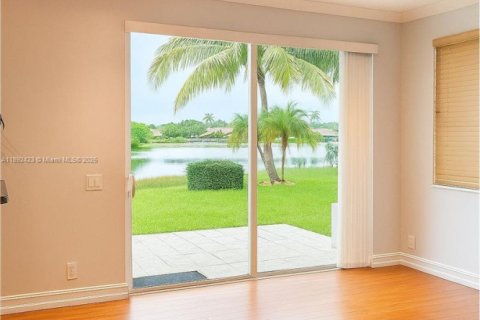 House in Weston, Florida 4 bedrooms, 175.59 sq.m. № 1945600 - photo 8