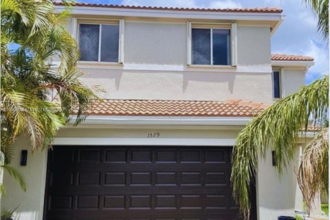 House in Weston, Florida 4 bedrooms, 175.59 sq.m. № 1945600 - photo 1
