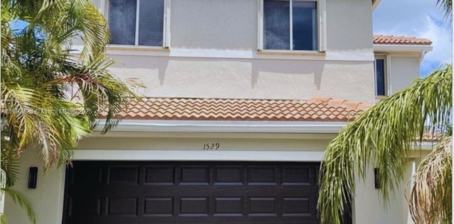 House in Weston, Florida 4 bedrooms, 175.59 sq.m. № 1945600