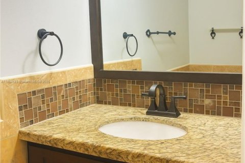 House in Weston, Florida 4 bedrooms, 175.59 sq.m. № 1945600 - photo 13