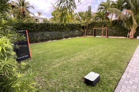 Снять в аренду виллу или дом в Ки-Бискейн, Флорида 4 спальни, 167.04м2, № 2046844 - фото 2