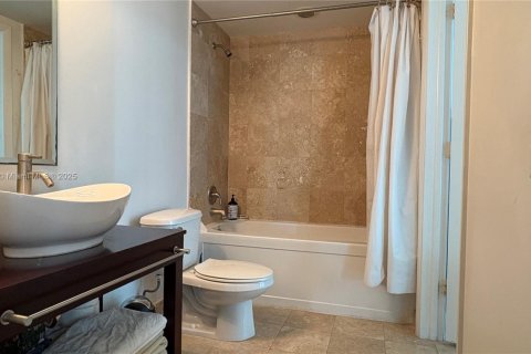 Condominio en alquiler en Miami, Florida, 1 dormitorio, 65.4 m2 № 1895737 - foto 11