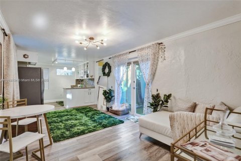 Villa ou maison à vendre à Wilton Manors, Floride: 2 chambres, 64.66 m2 № 1921892 - photo 4