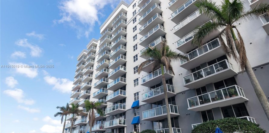 Кондоминиум с 2 спальнями в Майами, Флорида № 1970656