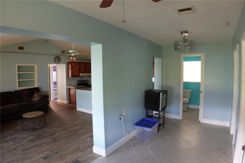 House in Englewood, Florida 4 bedrooms, 130.71 sq.m. № 1901008 - photo 13