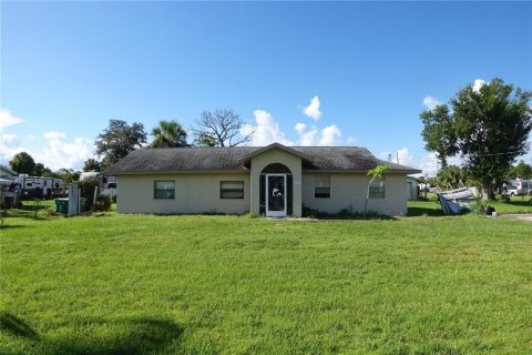House in Englewood, Florida 4 bedrooms, 130.71 sq.m. № 1901008 - photo 1